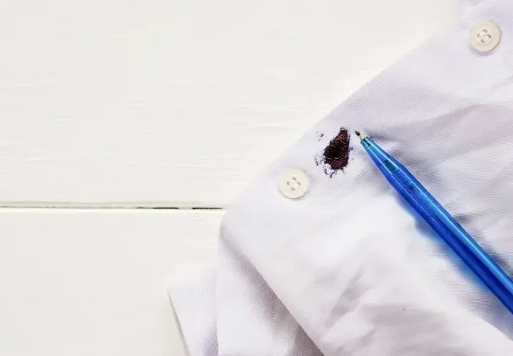 Plama z długopisu na bluzie? Jak usunąć ją szybko i skutecznie