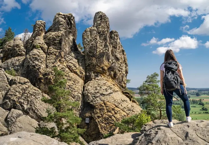 Wanderin bestaunt ein beeindruckendes Naturwunder Deutschlands: die bizarren Felsformationen der Externsteine.