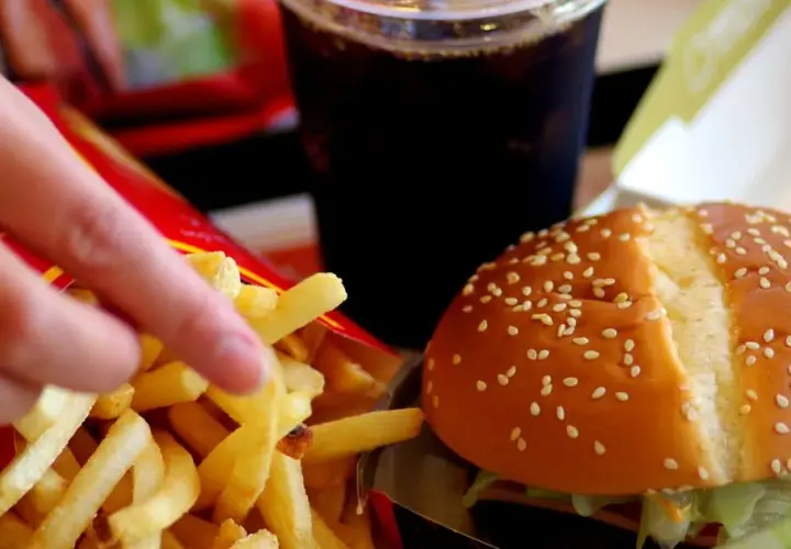 Ile waży burger? Zaskakujące różnice w wagach i kaloriach