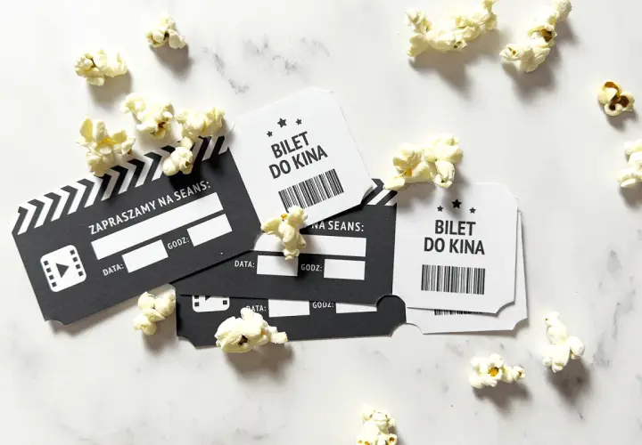 Jak kupić bilety do kina? Na zdjęciu bilety do kina i popcorn.