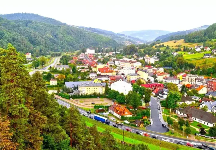 Muszyna, malownicze miasteczko otoczone zielonymi wzgórzami i górami.