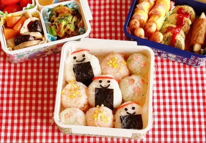 Cute onigiri with faces are ready to be enjoyed! Learn how to reheat onigiri for a delicious snack.