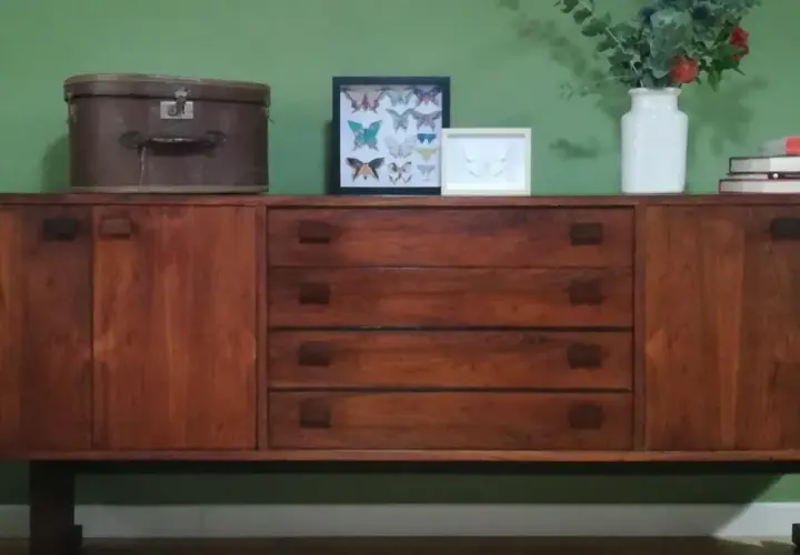 Credenze in legno scuro, perfette per chi cerca idee su come rinnovare mobili anni 60. Decorazioni con farfalle e fiori.