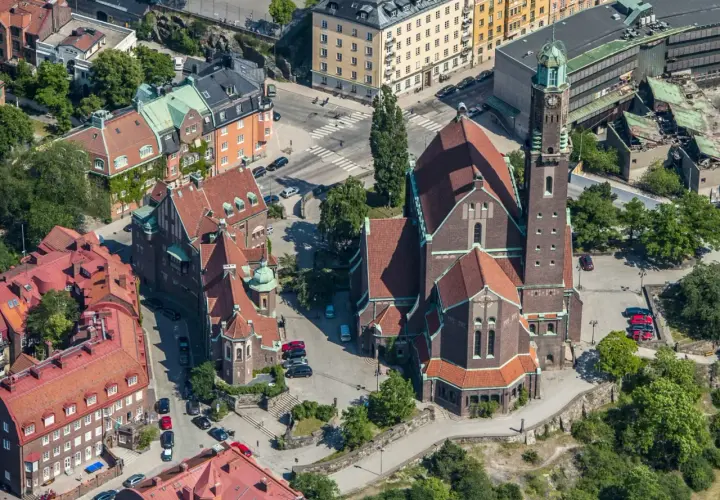 Engelbrektskyrkan i Stockholm, en imponerande byggnad med torn och röda tegeltak. Tänk dig en vacker engelbrektskyrkan konsert här.