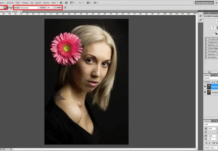 Frau mit rosa Blume im Haar, Photoshop-Werkzeuge für die **photoshop change color of object** sind sichtbar.