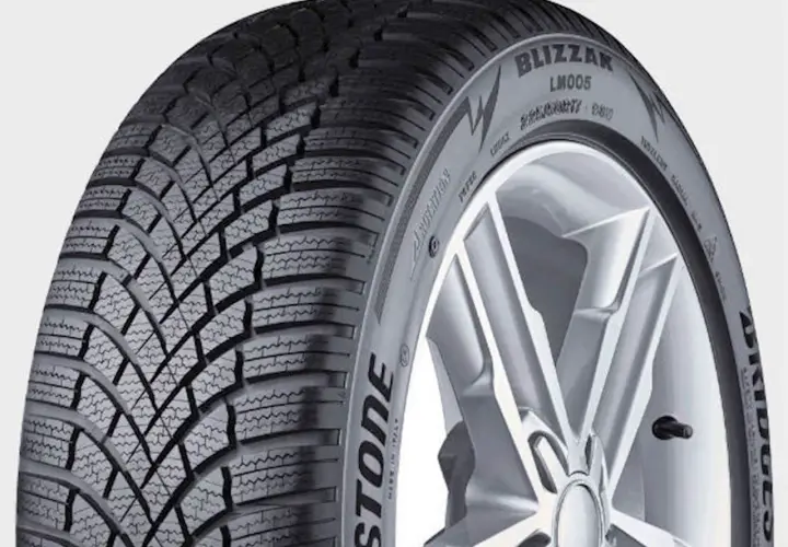 Opona zimowa Bridgestone Blizzak LM005 na feldze. Testy potwierdzają jej doskonałe właściwości jezdne na śniegu i lodzie.