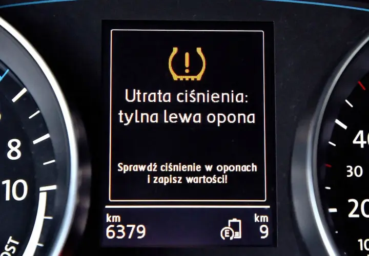 Uszkodzony wyłącznik ciśnieniowy objawy: komunikat "Utrata ciśnienia: tylna lewa opona" na desce rozdzielczej.