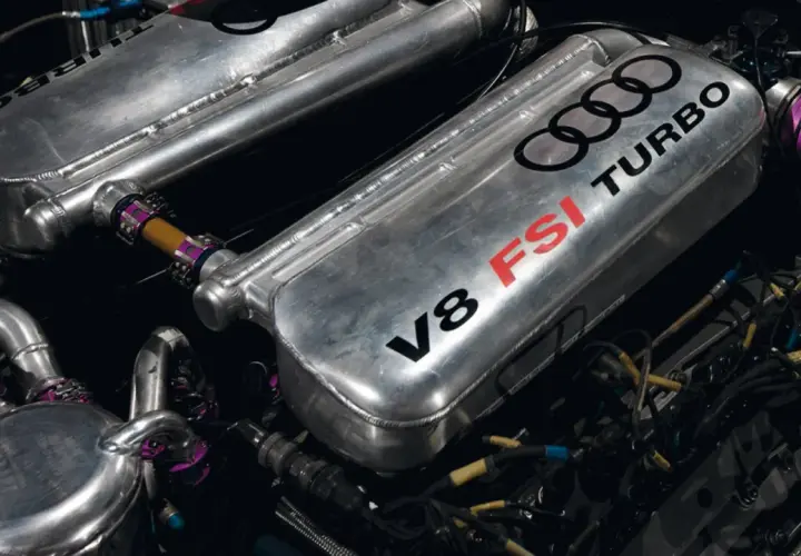 Silnik V8 FSI z podwójnym turbo (twin turbo a biturbo) Audi, z widocznymi elementami układu dolotowego i okablowaniem.