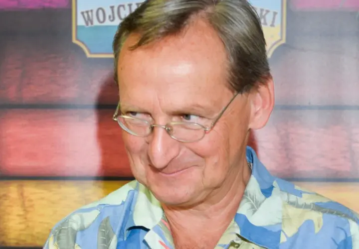 Wojciech Cejrowski w hawajskiej koszuli, z okularami na nosie, uśmiecha się, wspominając swoje podróże i opowieści o plemionach, jakby opowiadał je swoim dzieciom.