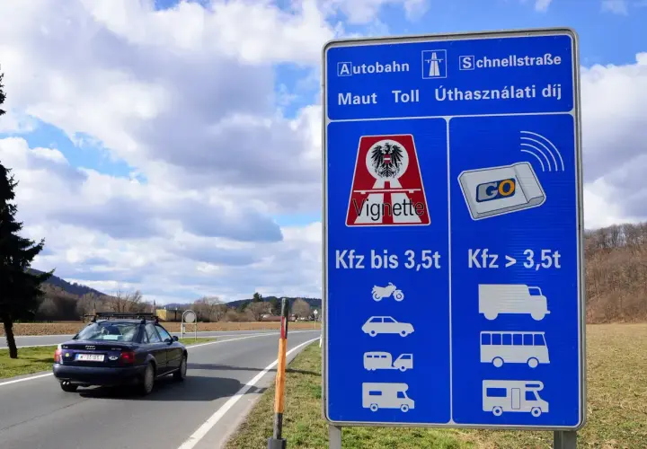 Tablica informacyjna o opłatach drogowych w Austrii. Brak naklejki ekologicznej może skutkować mandatem.