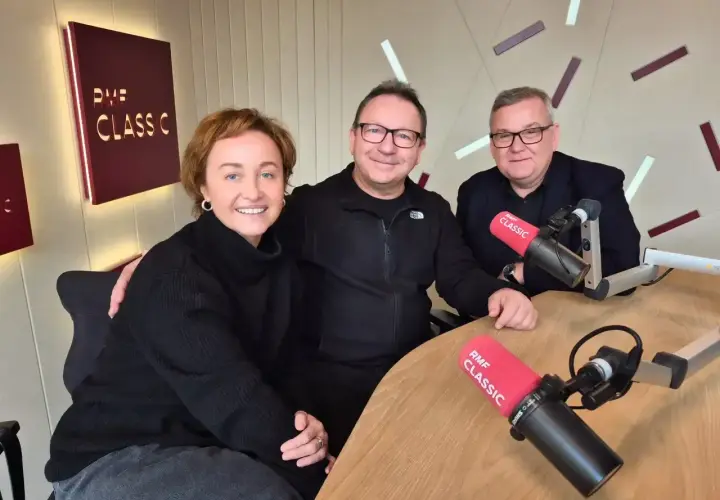 Trzy osoby w studiu RMF Classic, dyskutujące o tym, jak wzmocnić sygnał radia FM w domu.