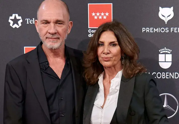 Pastora Vega y su pareja actual, sonrientes ante las cámaras en un evento.