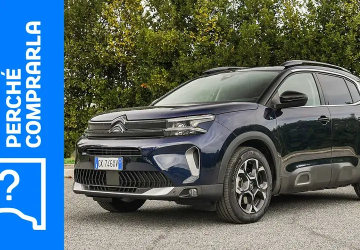 Citroën C5 Aircross blu, con un punto interrogativo stilizzato e la scritta "Perché comprarla". Valutiamo i suoi difetti.