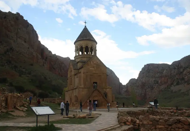 Kamienny klasztor w skalistym krajobrazie. Czy Armenia jest w Europie? To pytanie zadają sobie turyści zwiedzający ten historyczny zakątek.