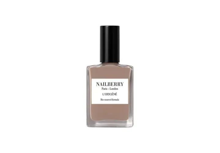 En flaska Nailberry nagellack i en neutral, ljusbrun nyans. L'Oxygéné-formulan är bio-baserad.
