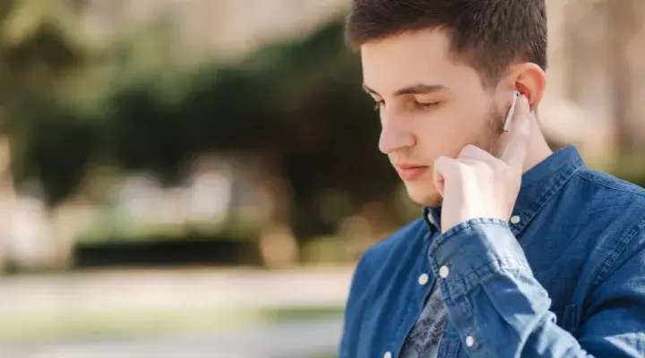 Dlaczego działa tylko jedna słuchawka bezprzewodowa JBL? Oto przyczyny i rozwiązania
