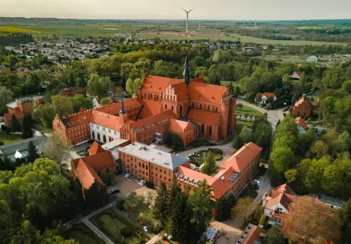 Gdzie leży Pelplin? Odkryj lokalizację i ciekawostki o mieście