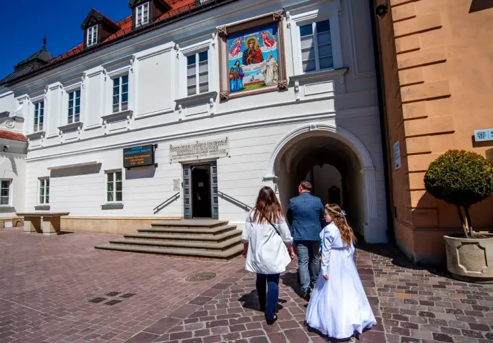 Rodzina w drodze na komunię. Piękny dzień, idealne miejsce, gdzie zrobić komunię.