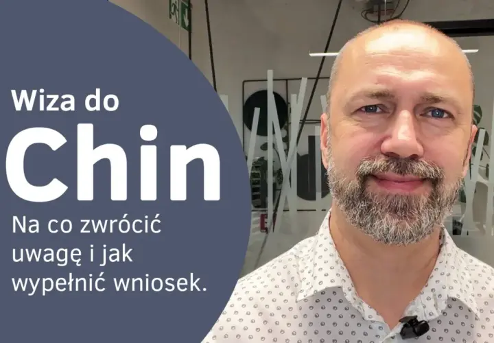 Wiza do Chin: poradnik, jak wypełnić wniosek i na co zwrócić uwagę. Mężczyzna z brodą uśmiecha się do kamery.