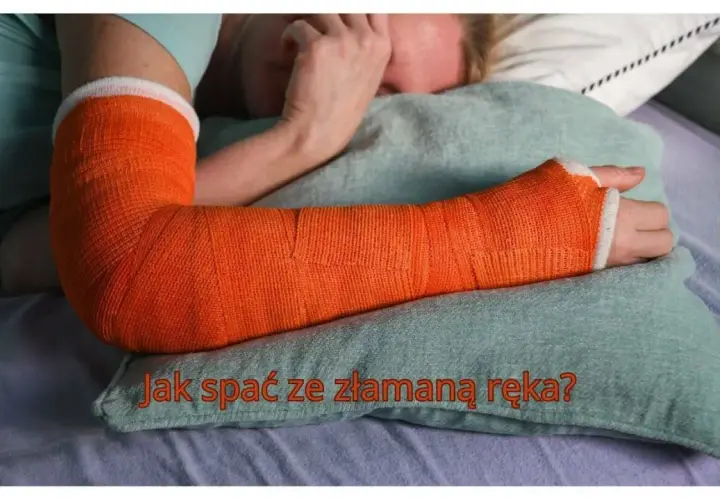 Osoba leży w łóżku z ręką w pomarańczowym gipsie. Tekst na poduszce pyta: "Jak spać z ręką w gipsie?".