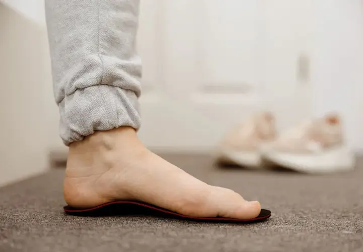 Fuß mit einer Einlage, die bei Hallux rigidus Linderung verschafft.