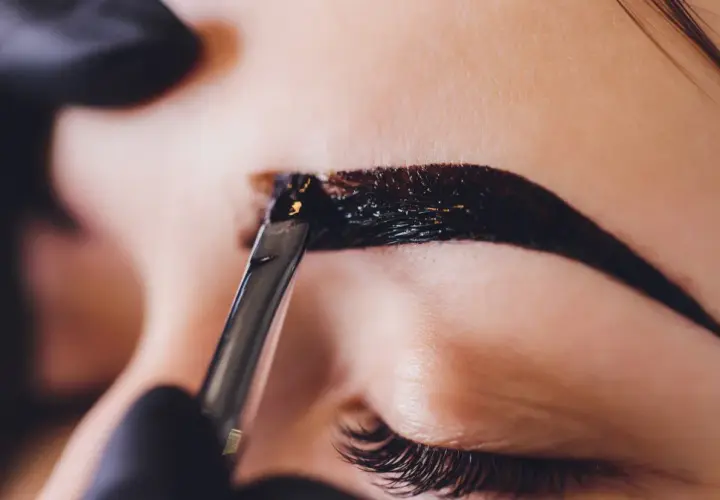 Henna do brwi jako tatuaż? Poznaj ryzyko i bezpieczne alternatywy