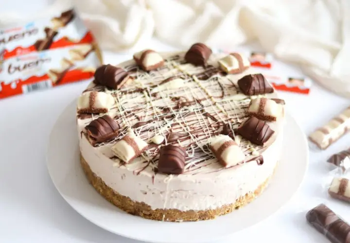 Wyobraź sobie 10 najlepszych ciast, a zobaczysz ten sernik Kinder Bueno! Kremowy, z polewą i kawałkami czekolady.