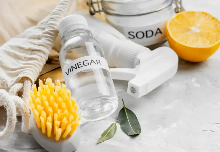 Butelka z octem, soda, cytryna i szczotka do czyszczenia. Czy ocet odtłuszcza? Naturalne środki czystości.