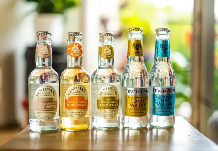 Pięć butelek toniku: Fentimans Connoisseurs, Fentimans Valencian Orange, Fentimans Premium Indian, Fever-Tree Premium Indian i Fever-Tree Mediterranean. Idealne do drinków z ginem.