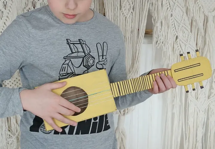 Zrób własne ukulele z kartonu: prosty sposób na domowy instrument