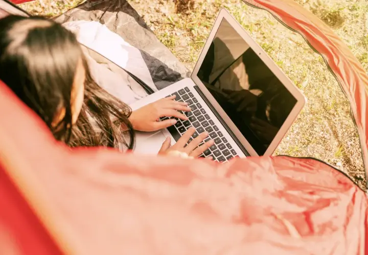 Jak połączyć city break z rozrywką online? Sprawdź nasze pomysły