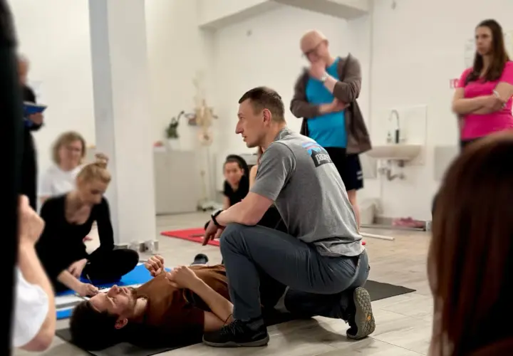 Kursy dla fizjoterapeutów: masaż kobido, neuromobilizacja, masaż tkanek głębokich oraz terapia manualna – zdobądź nowe umiejętności