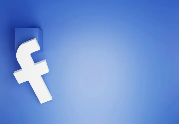 Biała litera "f" na niebieskim tle, symbolizuje Facebooka. Dowiedz się, jak odzyskać konto na FB, gdy je stracisz.