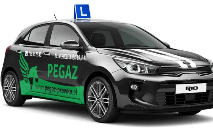 Twój pierwszy krok po egzaminie. Jak pewnie rozpocząć przygodę z prawem jazdy?