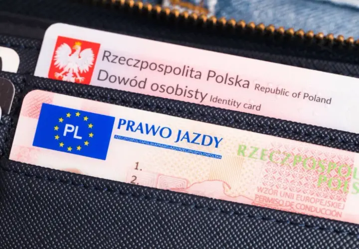 Portfel z polskim dowodem osobistym i prawem jazdy. Posiadanie bezterminowego prawa jazdy to wygoda na lata.