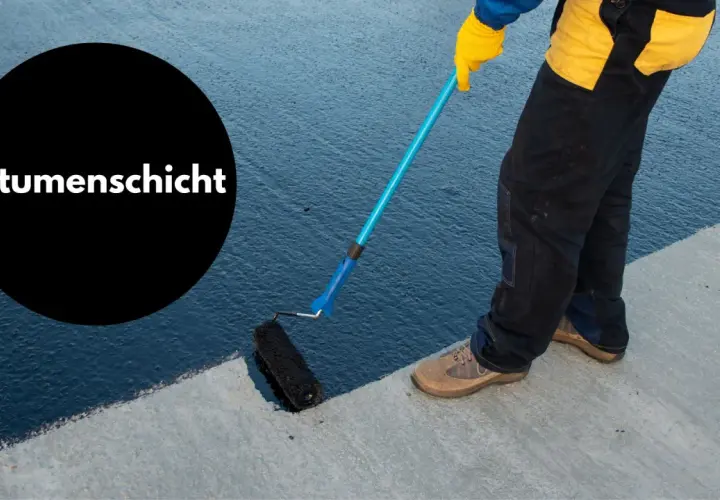 Arbeiter trägt eine Bitumenschicht mit einer Rolle auf.
