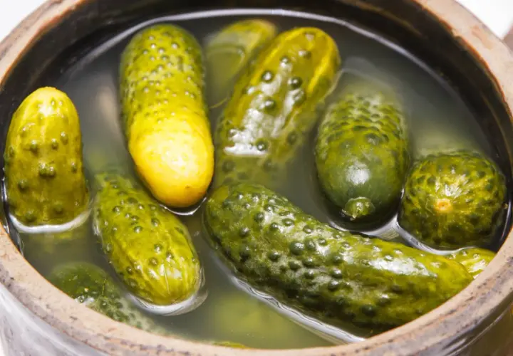 Ogórki kiszone ile soli – jak nie zepsuć smaku i fermentacji