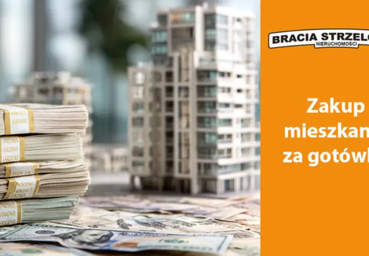 Stosy pieniędzy i makieta budynku. Kredyt hipoteczny dla firm może pomóc w zakupie mieszkania za gotówkę.