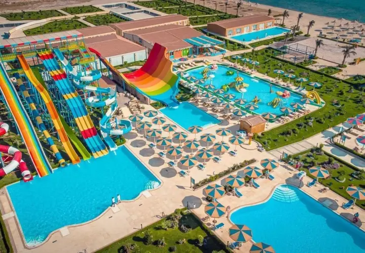 Rajski aquapark z mnóstwem zjeżdżalni i basenów. Wiele osób szuka hawaii paradise aqua park resort opinie, by zaplanować wakacje.
