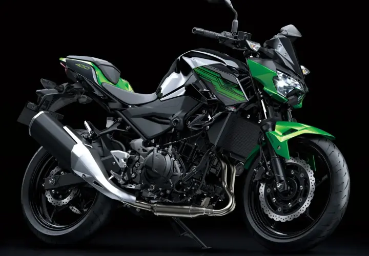 Kawasaki Z400 cv verde y negra, lista para la aventura.