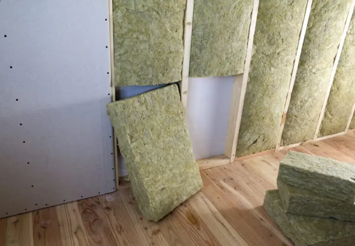 Pannelli isolanti in lana di roccia pronti per la riqualificazione energetica di un sottotetto.