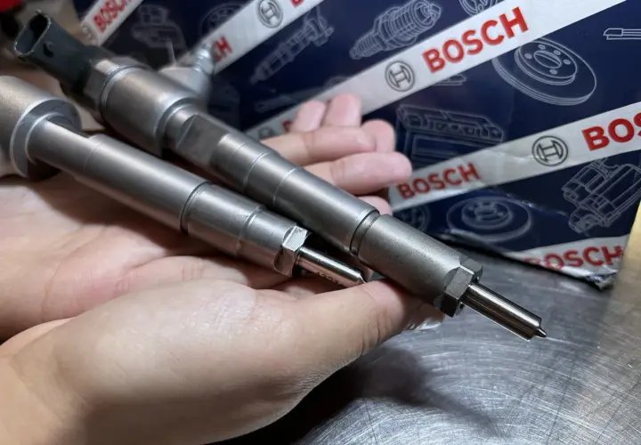 Dwie wtryskiwacze Bosch w dłoni, gotowe do montażu. Ich precyzja zapewnia samoadaptację wtryskiwaczy dla optymalnej pracy silnika.