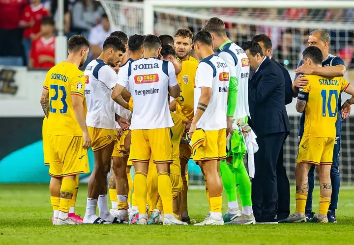 Piłkarze Rumunii w żółtych strojach, w tym Sorișcu (23) i Stanciu (10), zebrani na boisku. Może to być mecz z Ukrainą.