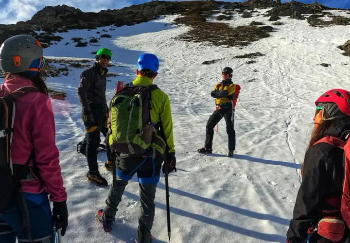 Grupo de montañistas listos para ascender al pico mas alto Pirineos. Nieve, sol y aventura.
