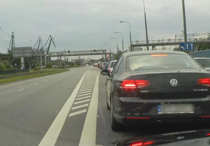 Strona kierowcy to lewa czy prawa? Odkryj, co musisz wiedzieć
