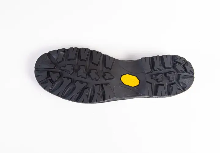 Podeszwa Vibram do butów trekkingowych, gotowa do wymiany, zapewni przyczepność na szlaku.