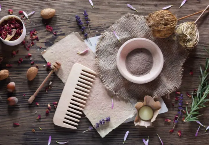 Zutaten für **shampoo selber machen**: Rosenblätter, Lavendel, Mandeln, Haselnüsse, Rosmarin, Honig, Tonerde und ein Holzkamm.