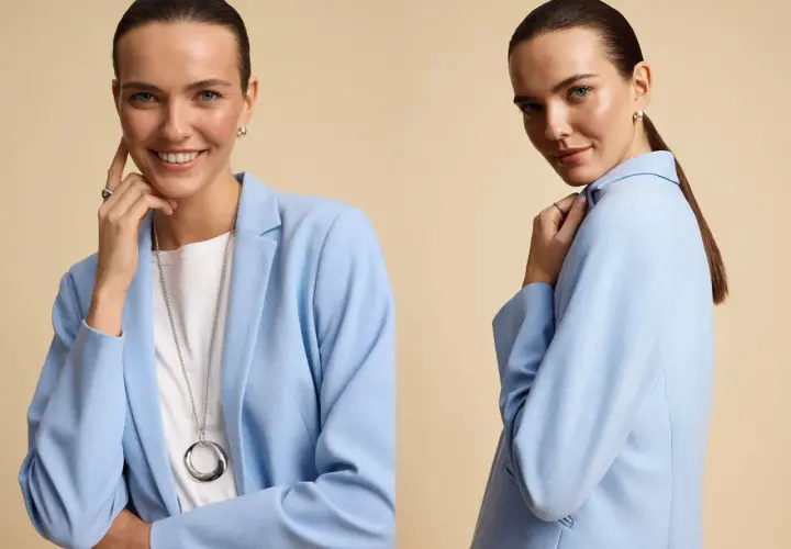 Kobieta w błękitnej marynarce i białej koszulce prezentuje stylowy total look. Długi naszyjnik i subtelna biżuteria dopełniają całość.