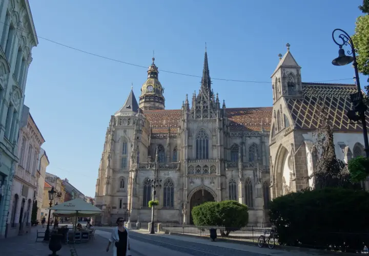 Majestatyczna Katedra św. Elżbiety w Koszycach, jedna z głównych atrakcji miasta, góruje nad brukowaną ulicą.