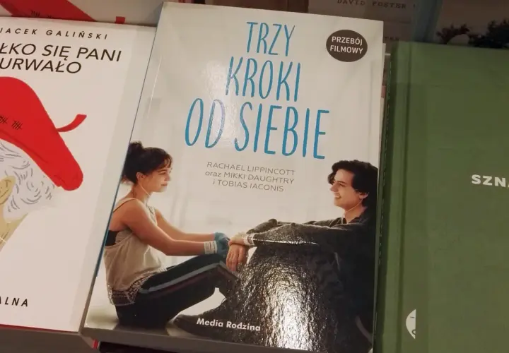 Okładka książki "Trzy kroki od siebie" z młodymi ludźmi w szpitalnych łóżkach, połączonymi rurkami.